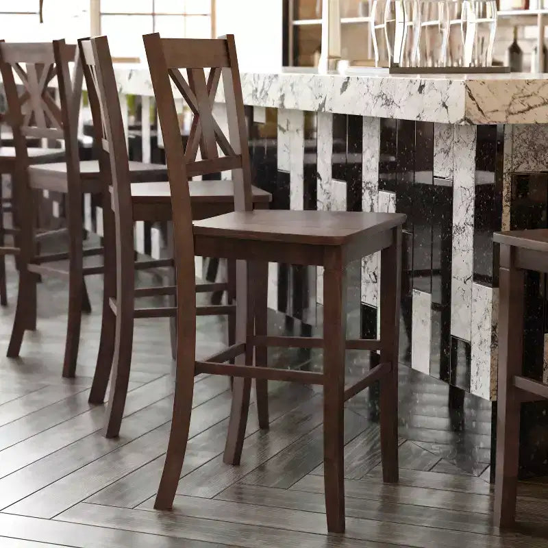 Tabouret de bar Gwendolyn de 2, en bois massif de qualité commerciale, style ferme moderne, hauteur comptoir